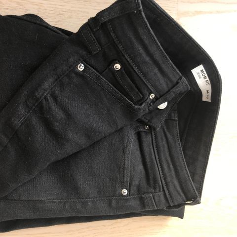 Ny momfit jeans fra Cubus