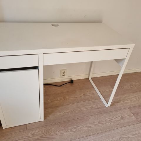 2 stykk IKEA skrivebord gis bort