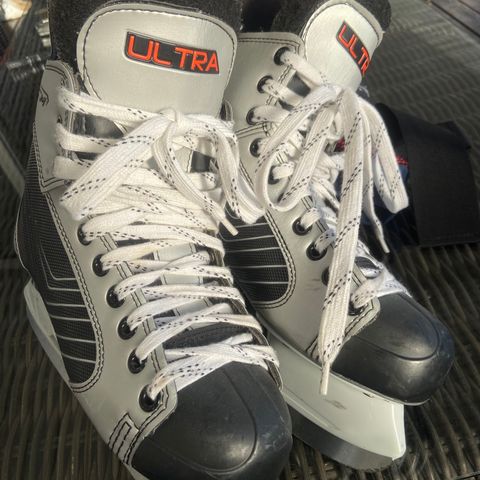 CCM ultra hockeyskøyter str 39 kr 100,-