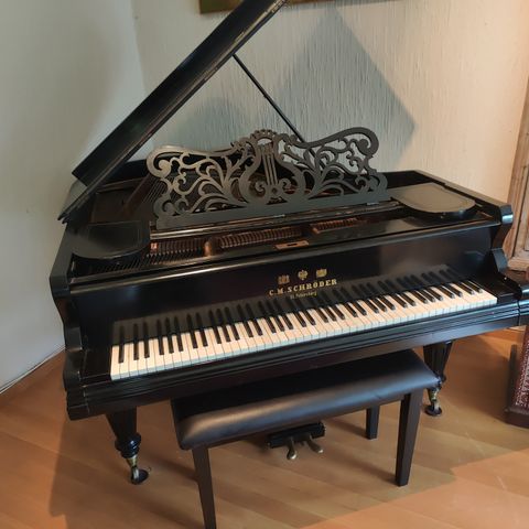 Antikt piano.... Antique Grand Piano