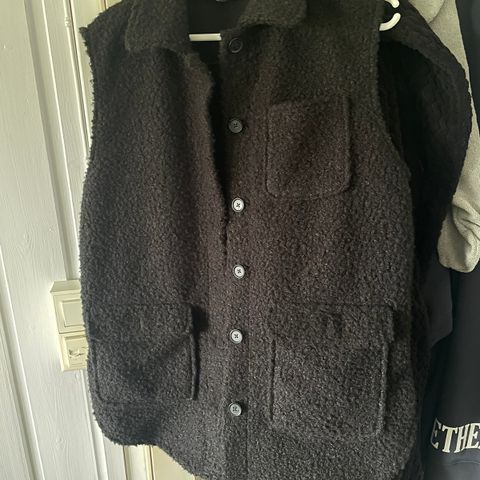 Oversized teddyvest fra Lindex