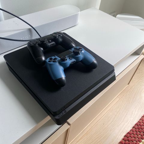 PlayStation 4 med 2 kontrollere