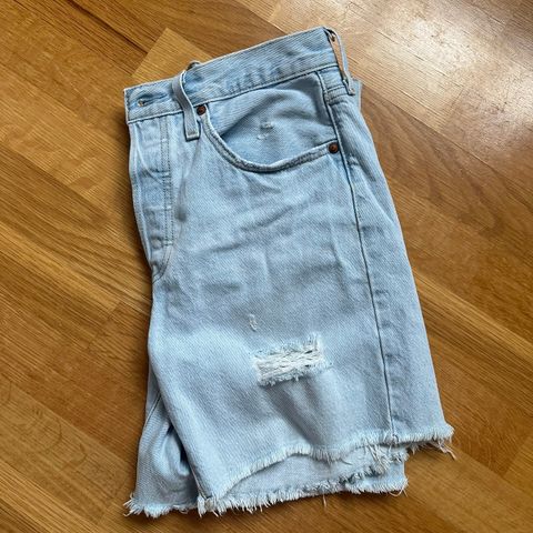 Levis 501 Mid Thigh shorts