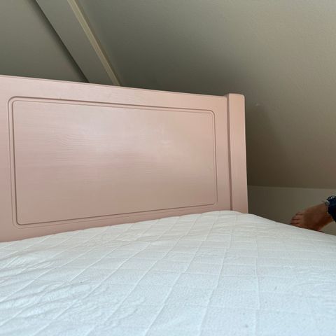 Pent brukt rosa barneseng 75x170 med madrass(nyvasket trekk)