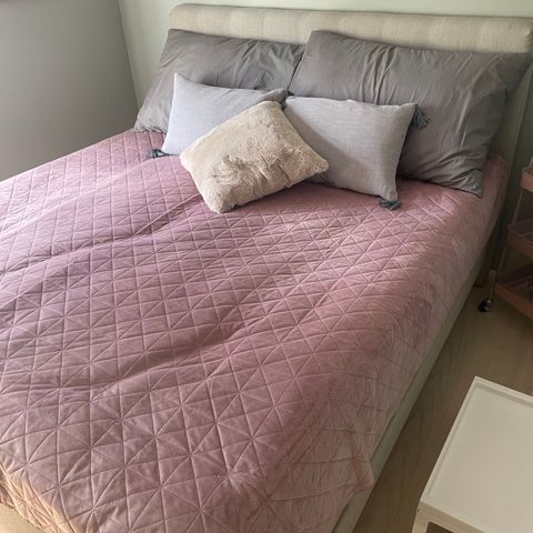 Carpe Diem seng - dobbeltseng med sengegavl og toppmadrass