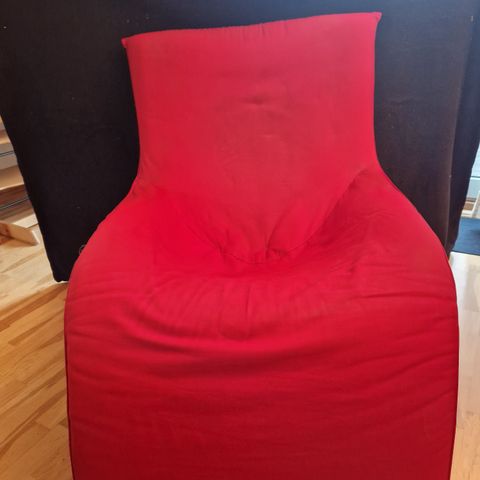 Rød retro lenestol, design Tord Björklund, IKEA fra 1990-tallet