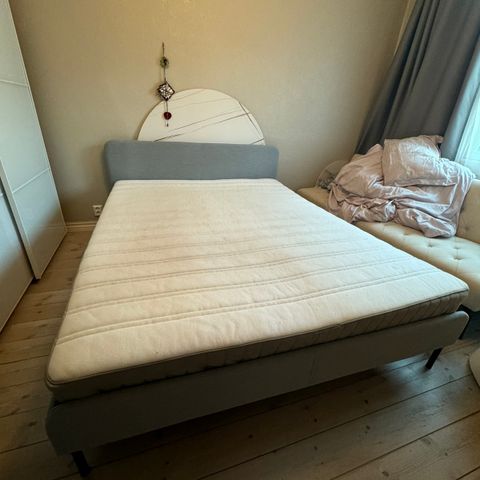 IKEA seng med IKEA madrass