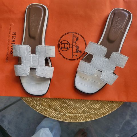 Helt nye Hermes  vit sandaler . 36- 37str.