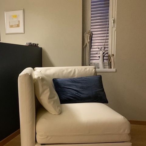 Vallentuna sovestol i hvit, imitert skinn fra IKEA