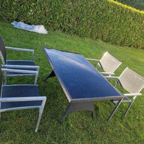 Selger fint brukt hage spisebord med 4  stoler