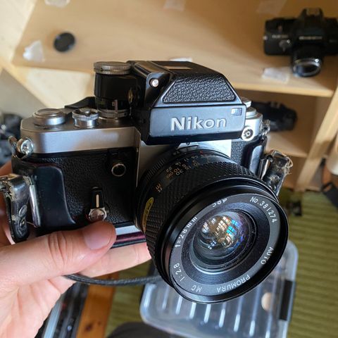 Nikon F2 med 28mm og bæreveske