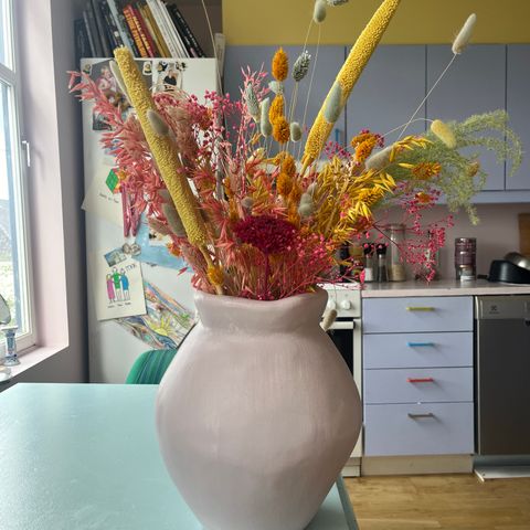 Fargerik vase med tørkede blomster
