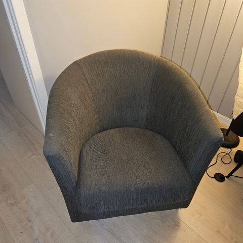 Div møbler gis bort. Sofa bord og stol