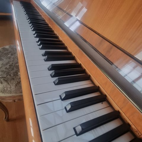 Pent schimmel piano med originalt kjøpsdokument