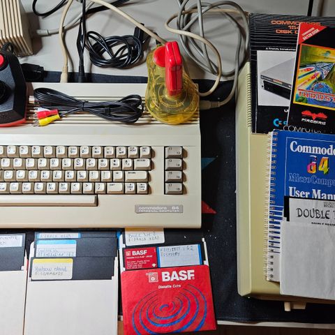 Commodore 64 pakke med spill, diskettstasjon, joystick, t-skjorte mm.