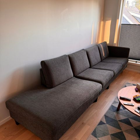 Sofa (NYRENSET) med 4 seter og åpen ende