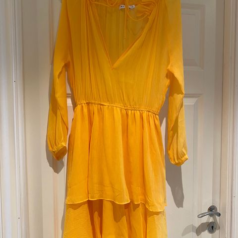 NA-KD Nydelig gul kjole str S
