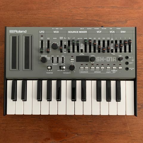 Roland SH-01A med keyboard
