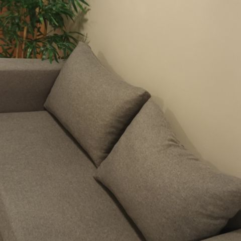 Liten grå sofa, 2 seter