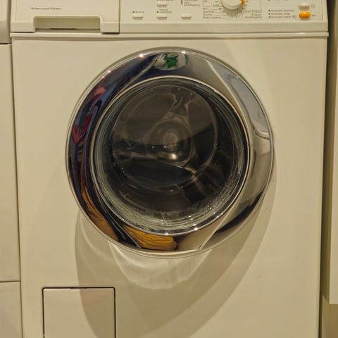Miele W507 vaskemaskin gis bort mot henting, 18 år, trenger nye dempere