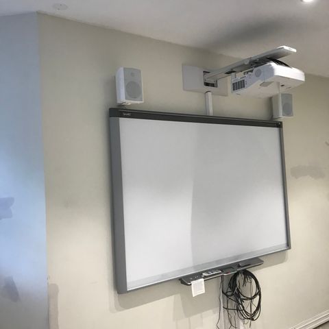 Pent brukt NEC UM280W Med smart board