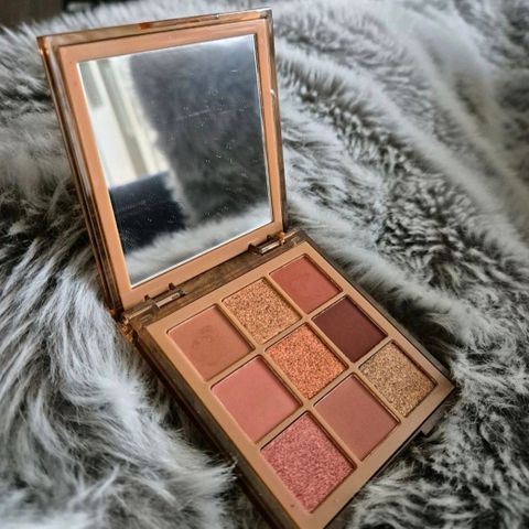 Nude Medium- Huda beauty Øyeskygge