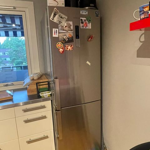 Great fridge/freezer in metallic finishing