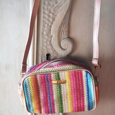 Fargerik crossbody veske