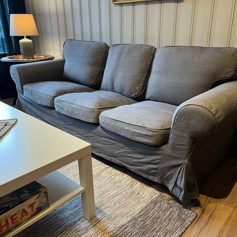 Tre-seters Ektorp sofa. IKEA