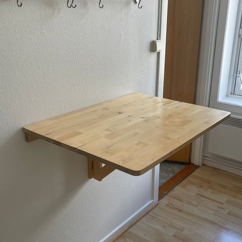 Spisebord som kan tas opp og ned i tre