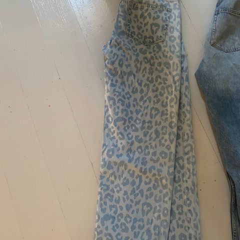 Kul jeans med leopard print str. M