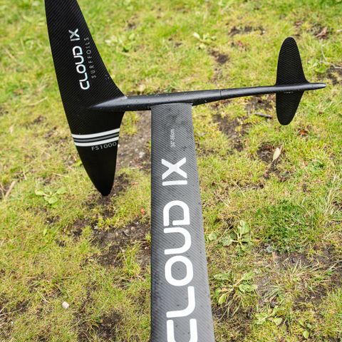 Cloud9 FS 1000 foil med 86 cm HM carbonmast og 13,5" bakvinge (wingfoil)