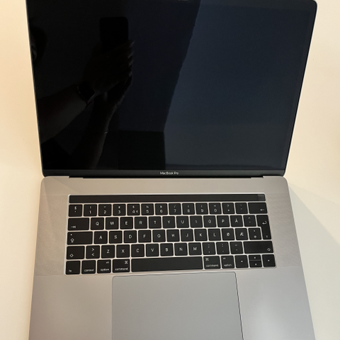 MacBook Pro 15,4" | 2016 | 16GB RAM | HD 500GB | Touch Bar | Sølv