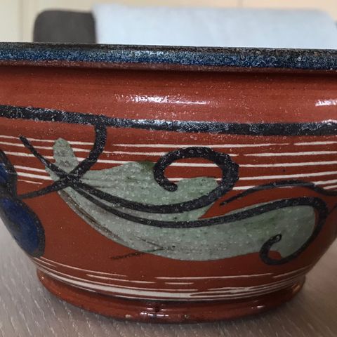 2 keramikkskåler merket med Gann