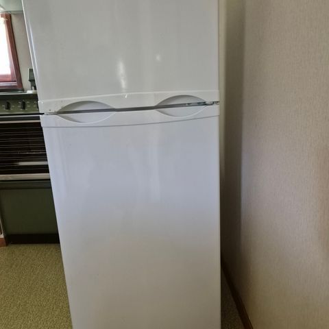 Pent brukt kjøleskap med frys.