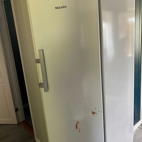 Et pent brukt kjøleskap selges