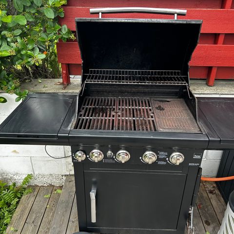 Gassgrill med gassflaske og trekk