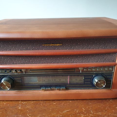 Radio, CD- / kassett- / USB- / platespiller 33, 45, 78-plater.