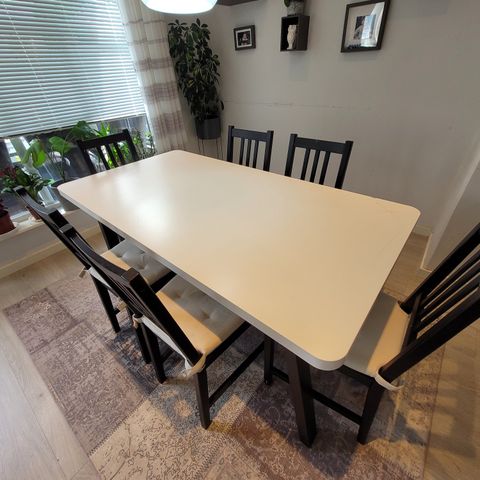Spisebord med stoler