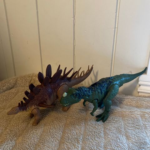 Jurassic World Roar Attack - Kentrosaurus, Camp Cretaceous 26 cm - Ceratosaurus