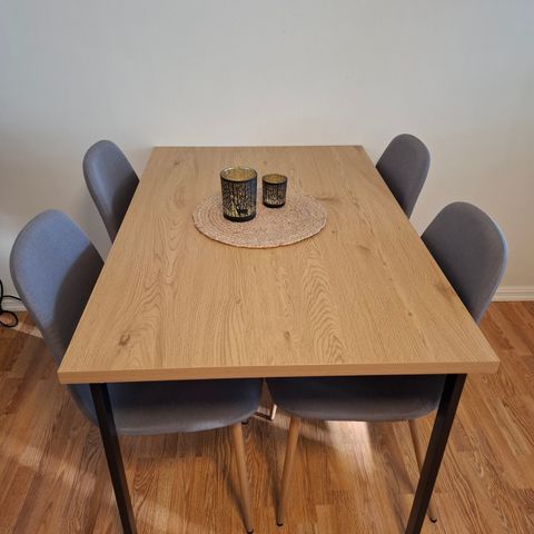 Spisebord med 4 stoler selges