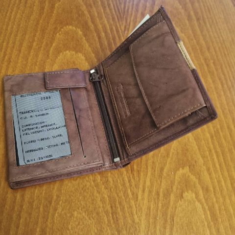Ubrukt lommebok i skinn fra A&R