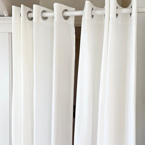 Hvite gardiner i velur 140 x 160 cm