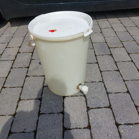 plast dunk med kran ca 25 liter
