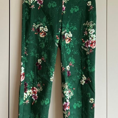 Ankellang blomstret grønn bukse