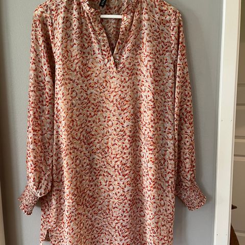 Flerfarget oransje, off white, brun lang bluse