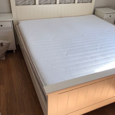 Flott seng med madrass og Wonderland overmadrass.   180 brei og 200 lang.
