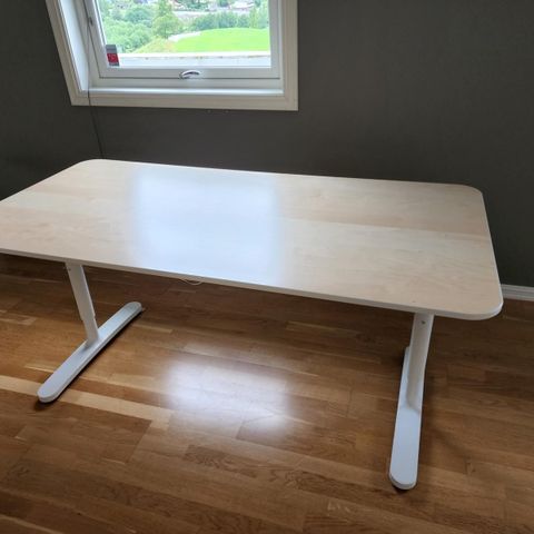 Pent Ikea skrivebord bekant hvit/tre