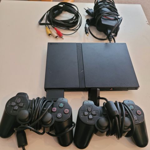 Playstation 2 Slim (ps2 slim) med 2 kontroller og spill