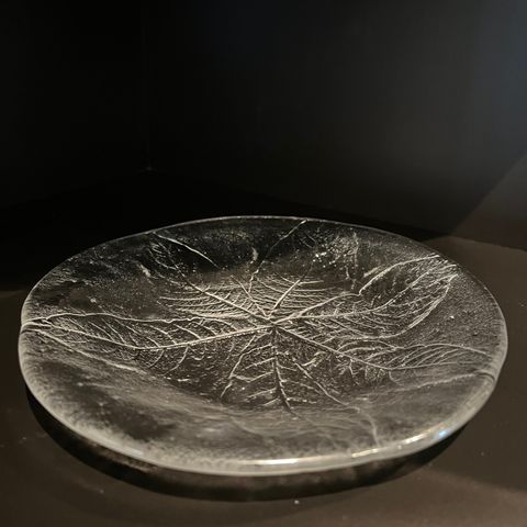 1 stk glasstallerken med bladmønster 18 cm diameter